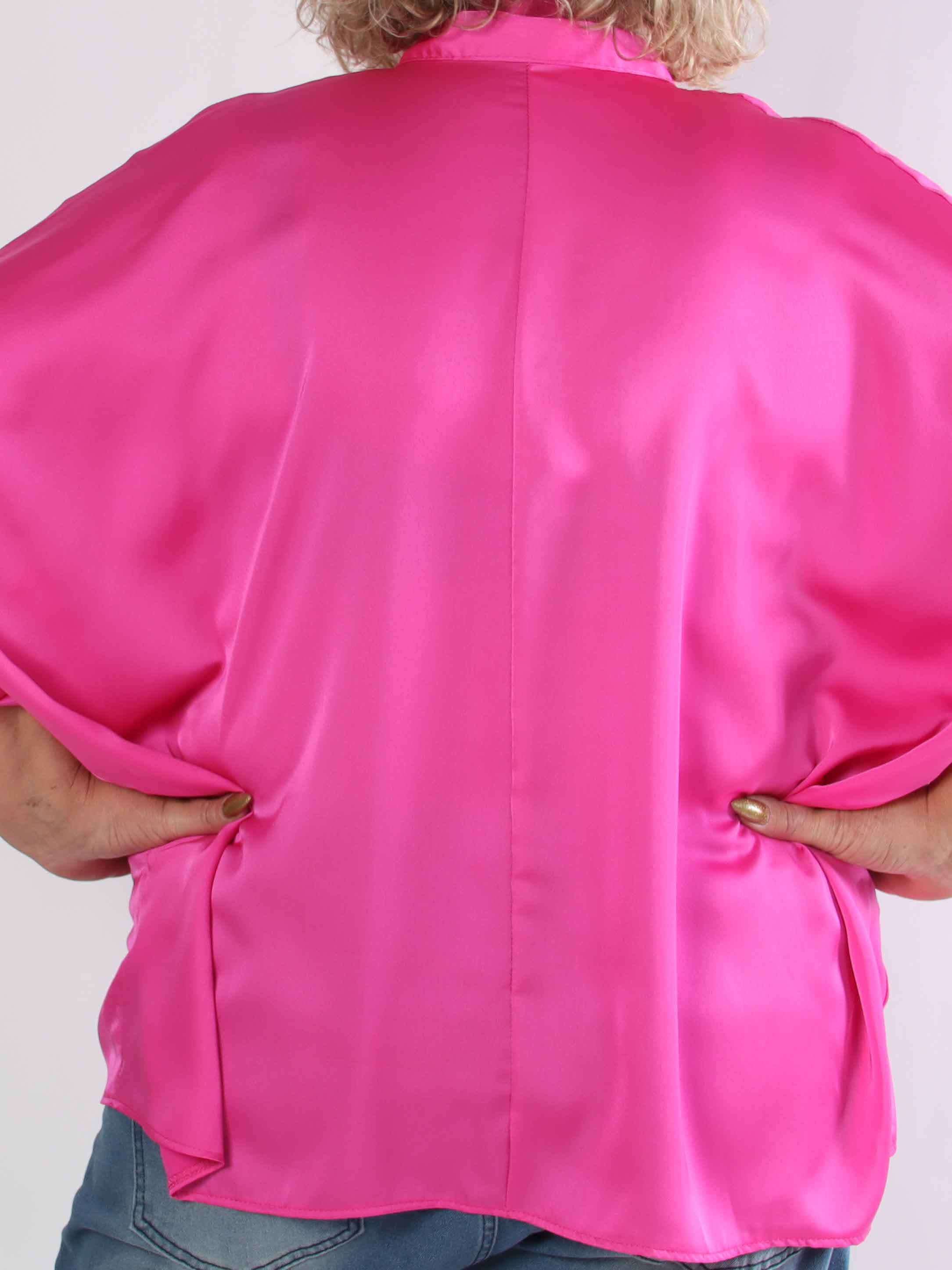 Janai - Sød plus size tunika i silkelook med guld broche